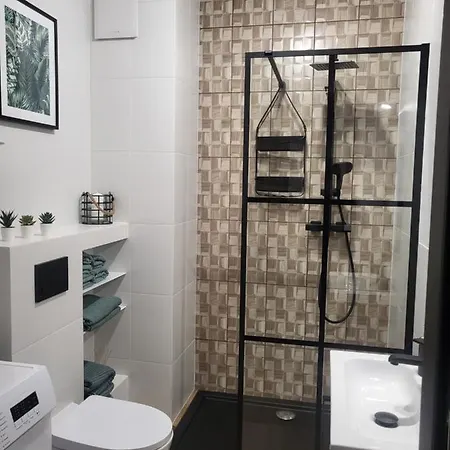 Bohema Na Szwedzkiej, Metro Apartmán Varšava